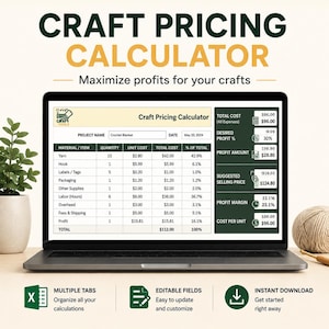 Könnte beinhalten: Ein Laptop-Bildschirm zeigt eine Craft Pricing Calculator-Tabelle mit Spalten für Projektname, Menge, Stückkosten und Gesamtkosten. Die Benutzeroberfläche enthält Felder für Gesamtkosten, gewünschten Gewinnprozentsatz, Gewinnbetrag und Verkaufspreis.
