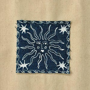 Umweltfreundlicher Sonnen Aufnäher – Handgemalt auf recyceltem Denim – Waschbarer Stoff Aufnäher für Jacken, Taschen, Kleidung
