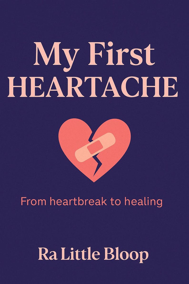 以下が含まれることがあります： 濃い青色の背景に、ピンク色の文字で「My First Heartache」というタイトルが書かれた本の表紙。表紙の中央には、包帯を巻いたピンク色の割れたハートが描かれている。ハートの下には「From heartbreak to healing」という文字が書かれている。表紙の下部には、ピンク色の文字で著者の名前「Ra Little Bloop」が書かれている。