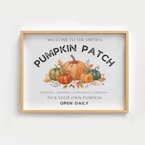 Puede incluir: Un letrero enmarcado con borde de madera clara que presenta el texto WELCOME TO THE SMITH'S PUMPKIN PATCH, PUMPKINS, HAYRIDES, CORN MAZES, FARM FUN, PICK YOUR OWN PUMPKIN y OPEN DAILY, centrado alrededor de una ilustración en acuarela de calabazas naranjas y verdes.