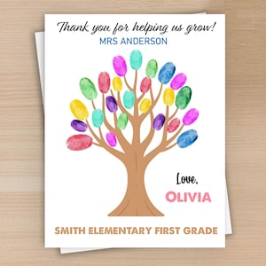 Peut inclure: Une carte blanche avec une illustration d'arbre marron. Les feuilles de l'arbre sont des empreintes digitales colorées. Le texte comprend "Thank you for helping us grow!" et "MRS ANDERSON." La carte est signée "Love, OLIVIA" et "SMITH ELEMENTARY FIRST GRADE."