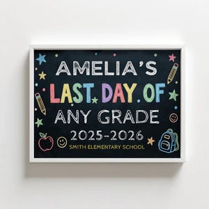 Può includere: Un cartello lavagna incorniciato con la scritta "AMELIA'S LAST DAY OF ANY GRADE 2025-2026" in lettere colorate. Il cartello è decorato con stelle, matite, una mela, una faccina sorridente e uno zaino. Il nome della scuola è in basso.