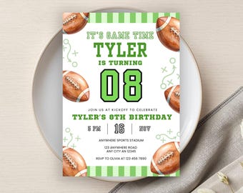 Peut inclure: Une invitation pour le 8e anniversaire de Tyler, sur le thème du football américain. Le design comprend des illustrations de ballons de football, des accents verts et le texte "IT'S GAME TIME TYLER IS TURNING 08". Détails de la date, heure et lieu.