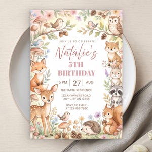 Op de afbeelding: Een aquarel uitnodiging voor een 5e verjaardag. De uitnodiging toont bosdieren zoals vossen, uilen en herten, omringd door bloemen en paddenstoelen. De tekst luidt "Natalie's 5e verjaardag" met evenementdetails.
