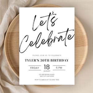 Puede incluir: Una tarjeta de invitación blanca con letras negras que dice "Let's Celebrate" y detalles para el 30 cumpleaños de Tyler. La tarjeta está sobre un plato de madera y una tela beige.