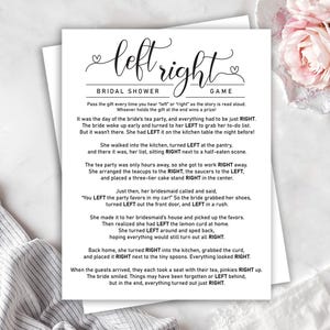 Può includere: Una carta bianca con il testo "left right BRIDAL SHOWER GAME" in un carattere script. Le istruzioni del gioco sono stampate in basso, con le parole "left" e "right" in grassetto. Un fiore rosa è sullo sfondo.