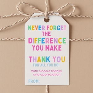 Könnte beinhalten: Ein weißes, rechteckiges Geschenkanhänger-Schild mit beigefarbener Schnur, bedruckt mit buntem Text: NEVER FORGET THE DIFFERENCE YOU MAKE, THANK YOU FOR ALL YOU DO!, With sincere thanks and appreciation, und FROM: in rosa, blauer, gelber und grüner Schrift.