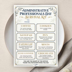 Puede incluir: Tarjeta impresa titulada "Kit de supervivencia del Día de los Profesionales Administrativos" con fondo crema y detalles dorados y azul marino. La tarjeta enumera elementos como café, galletas, bloc de notas, bolígrafo, clip, menta, desinfectante de manos y chocolate.