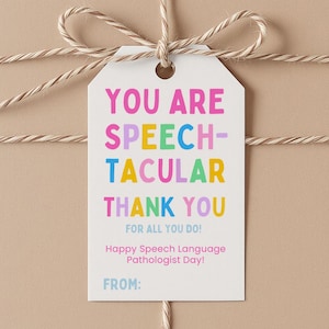 Puede incluir: Un regalo envuelto en papel beige, atado con hilo y una etiqueta blanca. La etiqueta dice "YOU ARE SPEECH-TACULAR THANK YOU FOR ALL YOU DO! Happy Speech Language Pathologist Day! FROM:" en texto colorido.