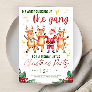 Może przedstawiać: Zaproszenie na przyjęcie bożonarodzeniowe z ilustracjami Świętego Mikołaja i reniferów. Tekst brzmi: „Zbieramy ekipę na wesołą małą imprezę bożonarodzeniową”. Projekt zawiera dekoracje z ostrokrzewu i jagód.