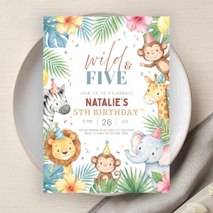 Puede incluir: Una colorida invitación para una fiesta de quinto cumpleaños. El diseño presenta ilustraciones de acuarela de animales de la jungla, incluyendo una cebra, un león, un mono, una jirafa y un elefante, con el texto "Wild & Five" y detalles de la fiesta.