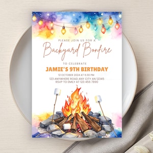 Op de afbeelding: Een aquarel uitnodiging voor een achtertuin kampvuur verjaardagsfeest. De uitnodiging toont een kampvuur illustratie met marshmallows, vlammen en houtblokken. De tekst luidt: "Doe mee voor een Backyard Bonfire om Jamie's 9e verjaardag te vieren."