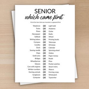 以下が含まれることがあります： 「SENIOR which came first」と黒字で書かれた白い紙。ゲームは「Telephone OR Light bulb」のようなアイテムのペアをリストし、プレイヤーがどちらが最初に来たかを選択します。