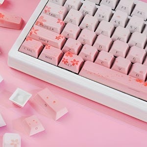 桜のキーキャップセット | OEM、側面印刷、光沢、104キー | かわいいピンクのグラデーション、日本風、咲き誇る花がテーマ