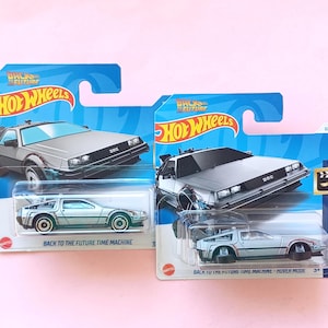 Può includere: Due macchinine Hot Wheels in metallo nella loro confezione blister blu originale. Entrambe raffigurano la macchina del tempo DeLorean argentata di Ritorno al futuro, una etichettata come versione standard e l'altra come edizione Hover Mode.