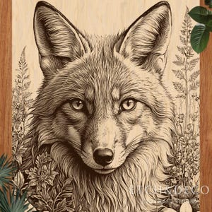 Puede incluir: Una obra de arte detallada grabada en madera que representa la cara de un zorro, rodeada de ilustraciones florales y vegetales. El zorro tiene una mirada intensa, con pelaje y rasgos detallados. La obra está sobre un fondo de madera clara, con el texto "ETCH & DECO" visible.