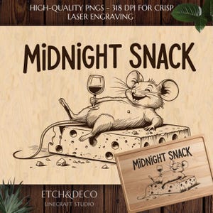 Peut inclure: Illustration fantaisiste d'une souris se relaxant sur un bloc de fromage, tenant un verre de vin. Le texte "MIDNIGHT SNACK" est au-dessus. Un petit plateau en bois avec le même design est en bas à droite. Le texte "ETCH&DECO" est inclus.