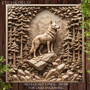 Puede incluir: Una pieza de arte mural cuadrada de madera con un relieve grabado con láser de un lobo de pie sobre una roca. La escena incluye un denso bosque de pinos, una cordillera al fondo y una luna circular. El texto dice ETCH&DECO.