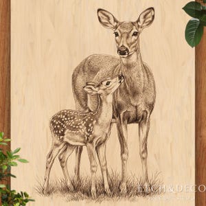 Pode incluir: Um painel de madeira de cor clara com uma ilustração detalhada gravada a laser em castanho escuro de um veado adulto de pé ao lado de uma cria malhada num campo de erva. O texto ETCH & DECOR LINECRAFT STUDIO é visível no canto inferior direito.