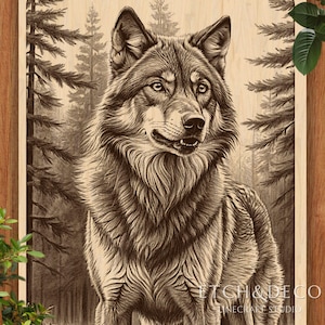 Può includere: Un'intagliatura in legno dettagliata di un lupo in un ambiente forestale. L'opera d'arte è in tonalità marroni e grigie, con la pelliccia del lupo e gli alberi della foresta finemente dettagliati. Il testo "ETCH & DECO LINECRAFT STUDIO" è visibile.