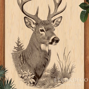 Könnte beinhalten: Detaillierte Illustration im Holzstichstil eines Hirsches mit großem Geweih, vor dem Hintergrund von Bäumen und Blättern. Das Kunstwerk ist in Braun- und Beigetönen gehalten, mit dem Text "ETCH & DECO FINECRAFT STUDIO" rechts unten.