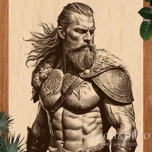 Peut inclure: Illustration sépia d'un guerrier musclé aux longs cheveux et à la barbe fournie. Il porte une armure d'épaule ornée et un vêtement doublé de fourrure. L'image contient le texte "ETCH & DECO" et "FINE CRAFT STUDIO" en bas à droite.