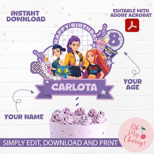 Pode incluir: Um bolo de aniversário roxo e branco com um topo personalizado. O topo apresenta ilustrações de desenhos animados de três meninas, um gato e o nome "Carlota". O texto inclui "Happy Birthday", "Your Name" e "Your Age".