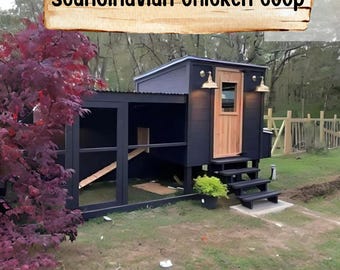 Puede incluir: Un gallinero escandinavo negro con puerta y escalones de madera. El gallinero tiene un corral cubierto y está rodeado de césped verde y un árbol de hojas rojas. El texto "Scandinavian Chicken coop" está en la parte superior.