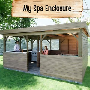 Może przedstawiać: Drewniana obudowa spa z wbudowanym grillem i barem. Konstrukcja ma drewniany design z listew i jasnobrązowy kolor. Tekst "My Spa Enclosure" jest wyświetlany na drewnianym znaku powyżej.