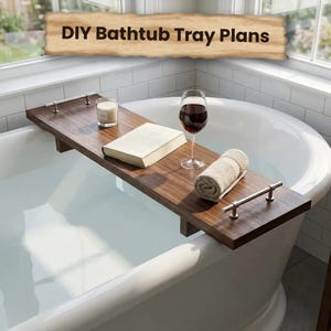 Puede incluir: Una bandeja de madera oscura para bañera con asas de metal plateado sobre una bañera blanca. La bandeja sostiene una vela blanca en un frasco, un libro abierto, una copa de vino tinto y una toalla beige enrollada. Texto: DIY Bathtub Tray Plans.