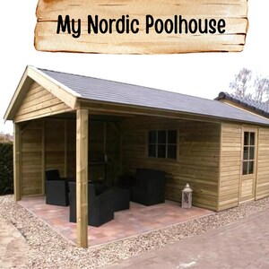 Può includere: Un pool house in legno con tetto grigio e patio in mattoni. La struttura presenta un'area salotto coperta con sedie nere e una piccola finestra. Il testo "My Nordic Poolhouse" è visualizzato su un cartello di legno.