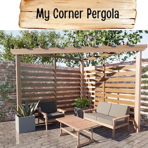 Pode incluir: Pérgula de madeira com tela de privacidade de ripas e fundo de parede de tijolos. A pérgula apresenta uma área de estar com um sofá, duas poltronas e uma mesa de centro. O texto "My Corner Pergola" é exibido em uma placa de madeira.