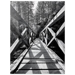 Schwarz weisse Holzbrücke Poster - Atemberaubende Wald Fotografie Geometrische Schatten Kunstdruck