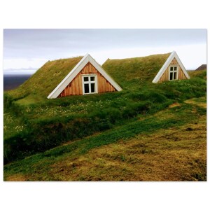 Isolamento islandese: splendido poster di una casa sulla collina - Arte murale unica per gli amanti della natura