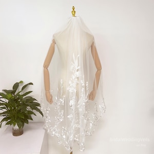 Ivory Floral Embroidered Lace Wedding Veil - Knees Length