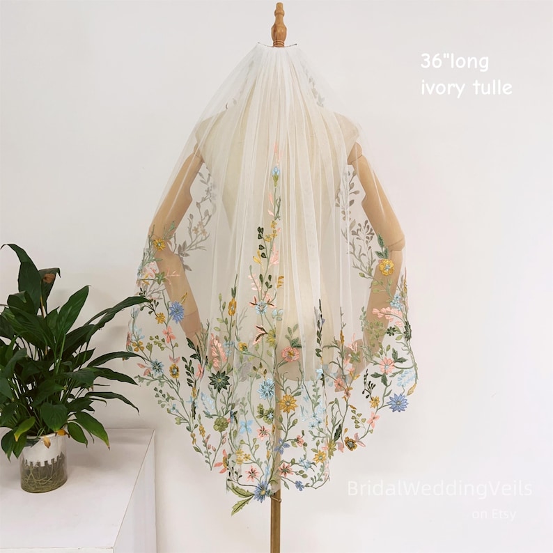 Véu de noiva de renda com bordado colorido de flores silvestres, comprimento até a ponta dos dedos, véu de tule, véu de fada, véu exclusivo personalizado. imagem 3