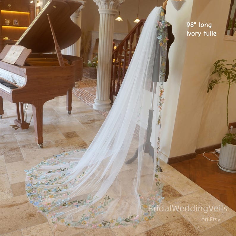 Véu de noiva de renda com bordado colorido de flores silvestres, comprimento até a ponta dos dedos, véu de tule, véu de fada, véu exclusivo personalizado. imagem 5