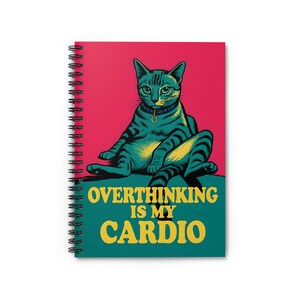Peut inclure: Un chat vert et jaune portant un collier est assis sur un fond bleu sarcelle avec le texte "Overthinking is my cardio" en lettres jaunes.