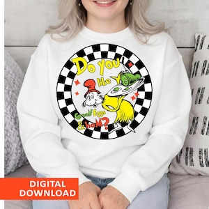 Op de afbeelding: Witte sweatshirt met een cirkelvormige afbeelding met de tekst "Do you like Green Eggs & Ham?" in geel en groen. De afbeelding bevat stripfiguren en een zwart-wit geblokte rand. De woorden "DIGITAL DOWNLOAD" staan onderaan.