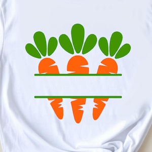 Op de afbeelding: Wit T-shirt met een afbeelding van drie oranje wortels met groene toppen boven een groene lijn. Onder de lijn staan nog drie wortelafbeeldingen. Het shirt heeft ook de tekst "PNG DAWNLAND", "SVG DAWNLAND", "EPS DAWNLAND" en "PDF DAWNLAND".
