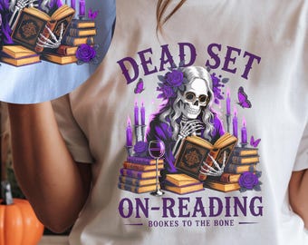 Divertente scheletro che legge un libro PNG: Halloween libresco SVG