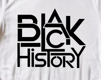 Könnte beinhalten: Ein weißes T-Shirt mit dem Schriftzug "BLACK HISTORY" in fetten, schwarzen, stilisierten Buchstaben. Das T-Shirt ist gefaltet, und die Ärmel sind hochgekrempelt. Das T-Shirt liegt auf einer weißen Oberfläche.