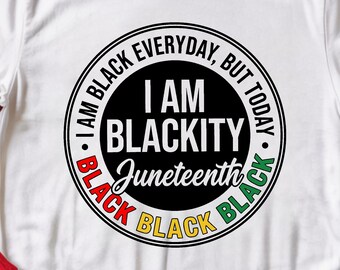Könnte beinhalten: Weißes T-Shirt mit einem kreisförmigen Aufdruck mit der Aufschrift "I AM BLACK EVERYDAY, BUT TODAY BLACKITY Juneteenth". Das Design zeigt schwarzen, roten, grünen und gelben Text. Das Shirt wird mit weißen Turnschuhen und roter Strickware kombiniert.