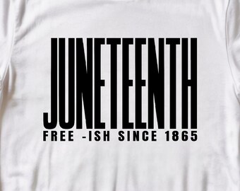 Könnte beinhalten: Weißes T-Shirt mit dem Wort "JUNETEENTH" in großen, schwarzen Großbuchstaben. Der Satz "FREE -ISH SINCE 1865" ist darunter in Schwarz gedruckt. Das T-Shirt ist gefaltet, mit weißen Turnschuhen und blauen Jeans sichtbar.
