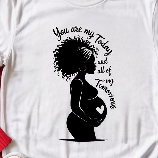 Könnte beinhalten: Weißes T-Shirt mit einer schwarzen Silhouette einer schwangeren Person mit lockigem Haar. Der Text "You are my Today and all of my Tomorrows" ist über der Silhouette geschrieben.
