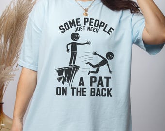 Alcune persone hanno solo bisogno di una pacca sulla spalla - Citazione divertente in formato SVG, Detto sarcastico, Divertente umorismo nero in formato SVG, Design per maglietta, Download immediato