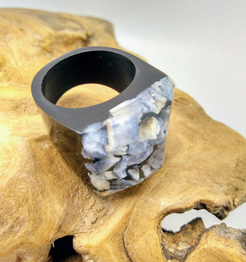 317 V Blue Coral Vintage Lucite Ring