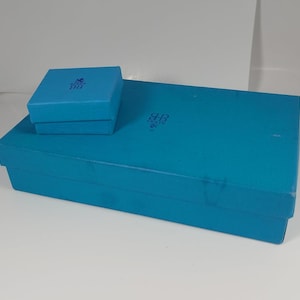 DUAS caixas de joias de papelão azul Birks antigas