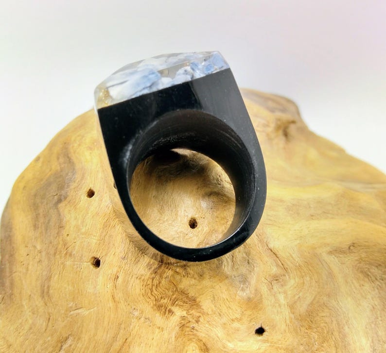 317 V Blue Coral Vintage Lucite Ring