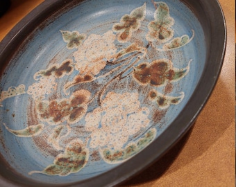 Plato llano de cerámica azul vintage